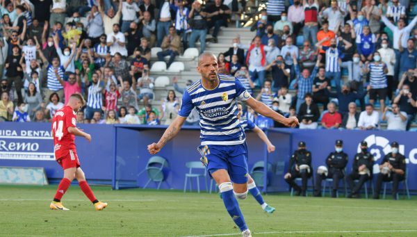 Yuri celebra un gol en el partido contra el Cartagena en El Toralín