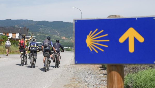 Peregrinos en el Camino de Santiago a su paso por Cacabelos