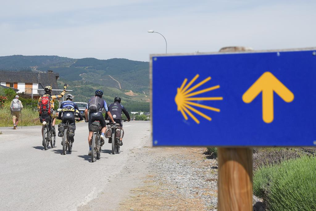 Peregrinos en el Camino de Santiago a su paso por Cacabelos