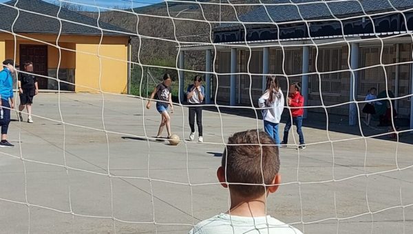 Primer día de colegio para los niños ucranianos de Truchas