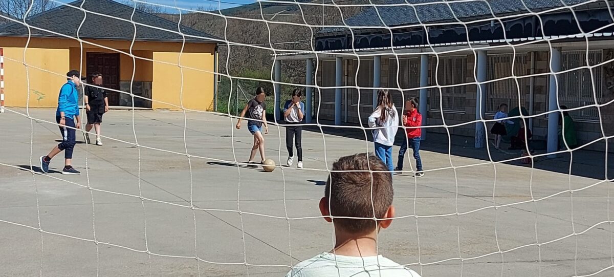 Primer día de colegio para los niños ucranianos de Truchas