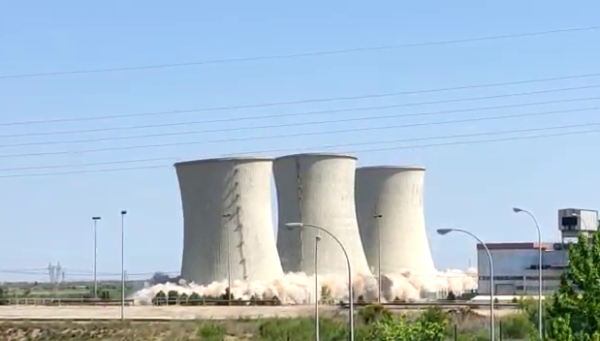 Demolición de las torres de refrigeración de la central térmica de Andorra (Teruel)