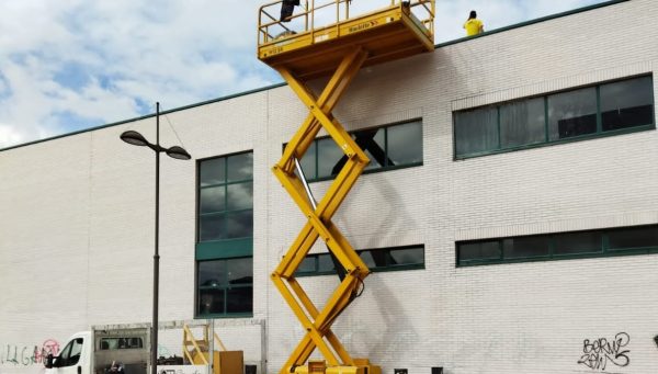 Obras de reparación de la cubierta del pabellón Lydia Valentín