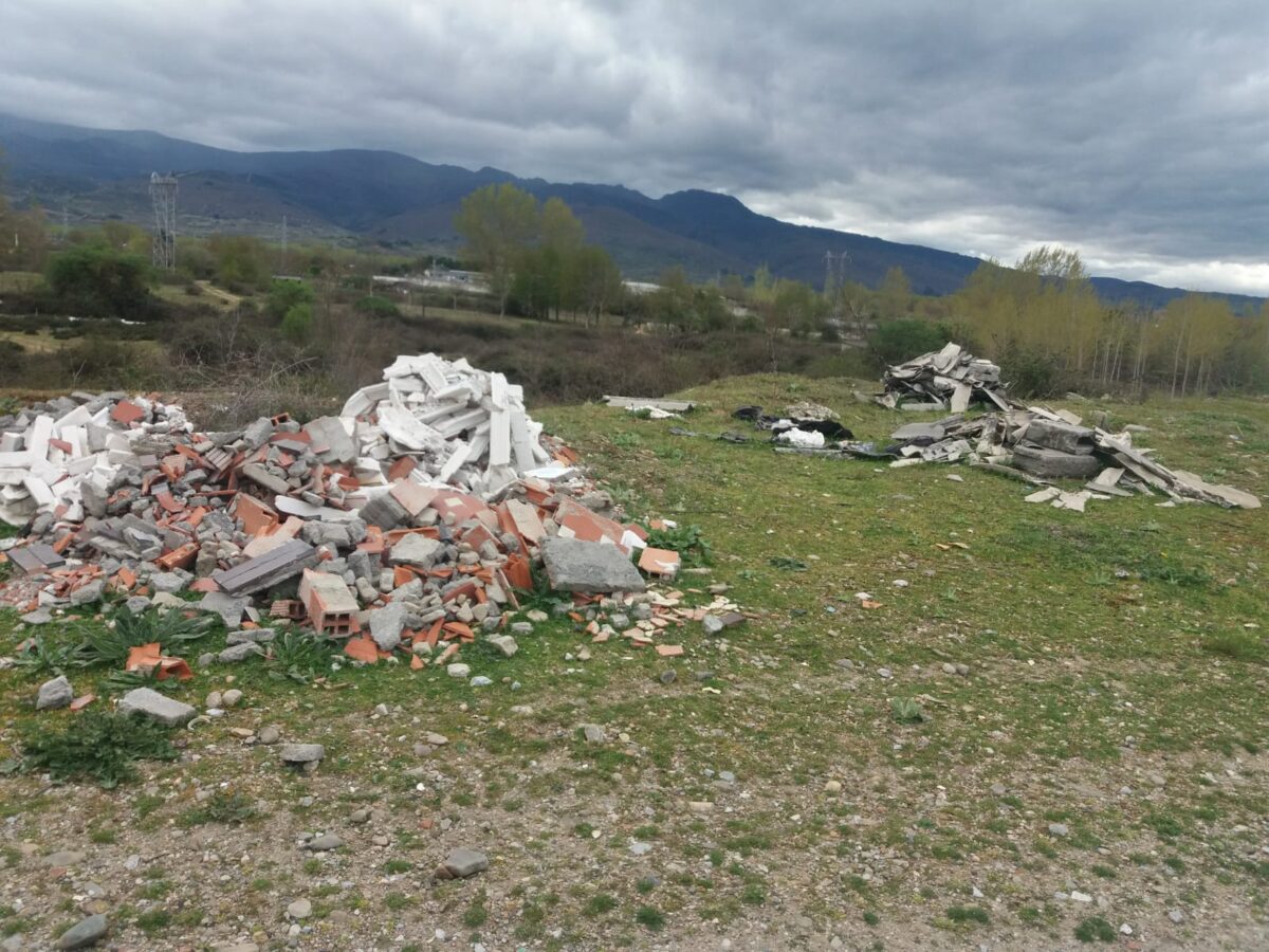 Residuos acumulados en la zona del Cylog de Ponferrada