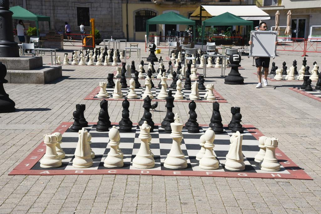 Ajedrez gigante en la plaza del Ayuntamiento de Ponferrada