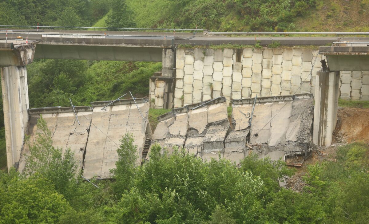 Derrumbe del viaducto del Castro de la A-6 en el municipio de Vega de Valcarce