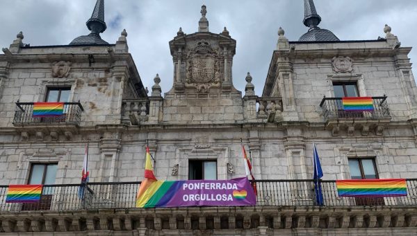 Banderas arcoíris en el Ayuntamiento de Ponferrada con motivo del Día del Orgullo LGTBI