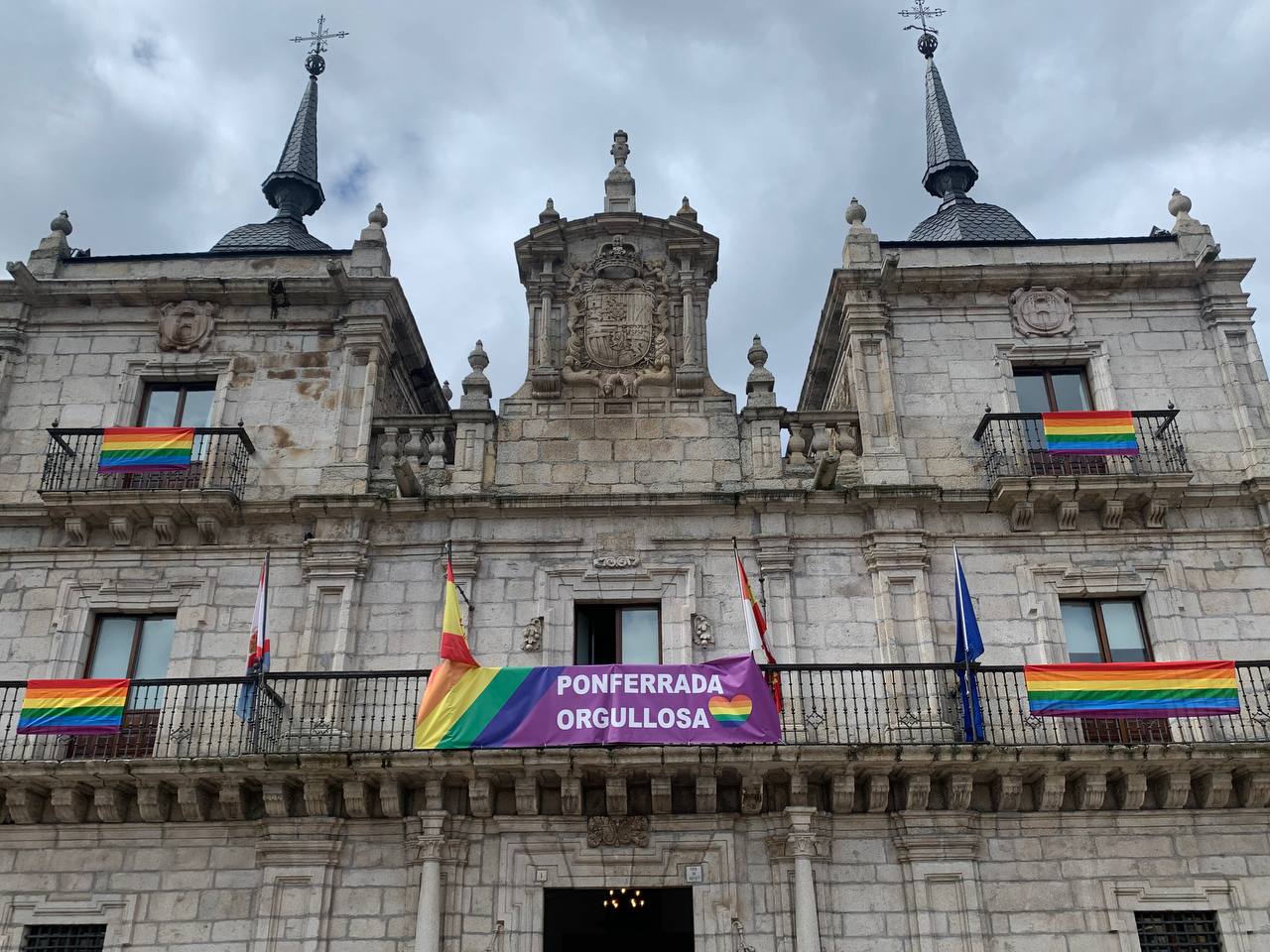 Banderas arcoíris en el Ayuntamiento de Ponferrada con motivo del Día del Orgullo LGTBI