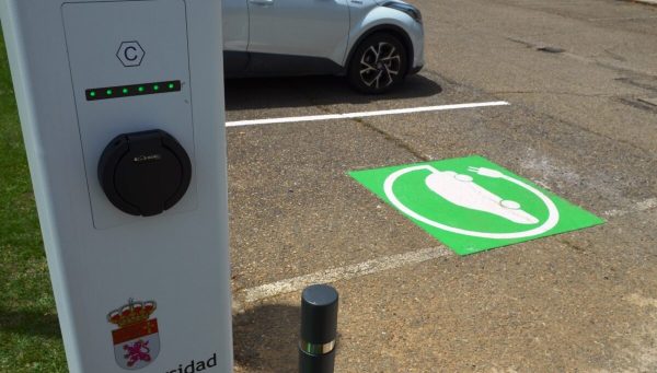 Uno de los cargadores para vehículos eléctricos instalados por la Universidad de León