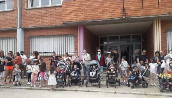 Concentración en Toreno contra el cierre de un aula de Infantil en el colegio Valladares Rodríguez