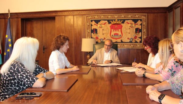 Firma del convenio entre el Ayuntamiento de Ponferrada y Alzheimer Bierzo