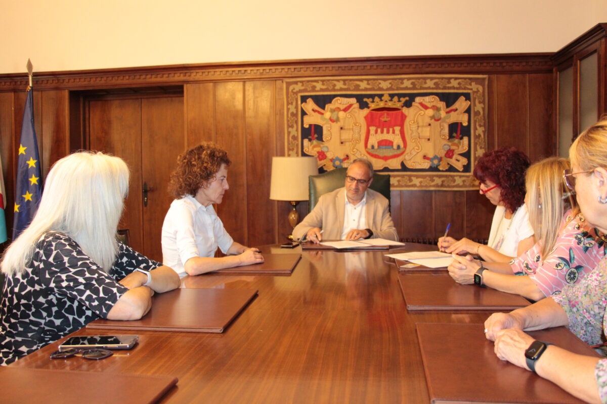 Firma del convenio entre el Ayuntamiento de Ponferrada y Alzheimer Bierzo