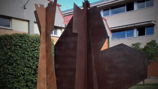 Escultura dedicada a los protagonistas de 'El Señor de Bembibre' en el IES Álvaro Yáñez