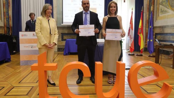 Flor Álvarez y Joaquín Garnica recibieron el premio al proyecto 'Treealert' del Campus de Ponferrada