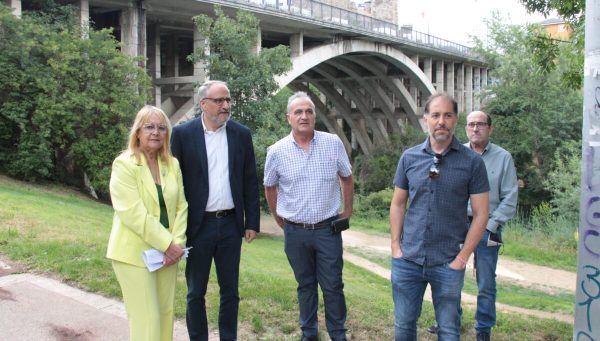 Carmen Doel y Olegario Ramón, durante la viista al entorno del puente García Ojeda