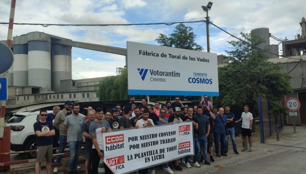 Los trabajadores de Cosmos se concentraron ante la fábrica de Toral de los Vados