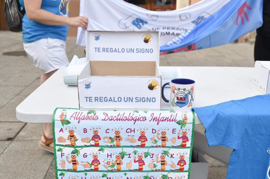 Mesa informativa de Asorbier con motivo del Día Nacional de las Legunas de Signos Españolas