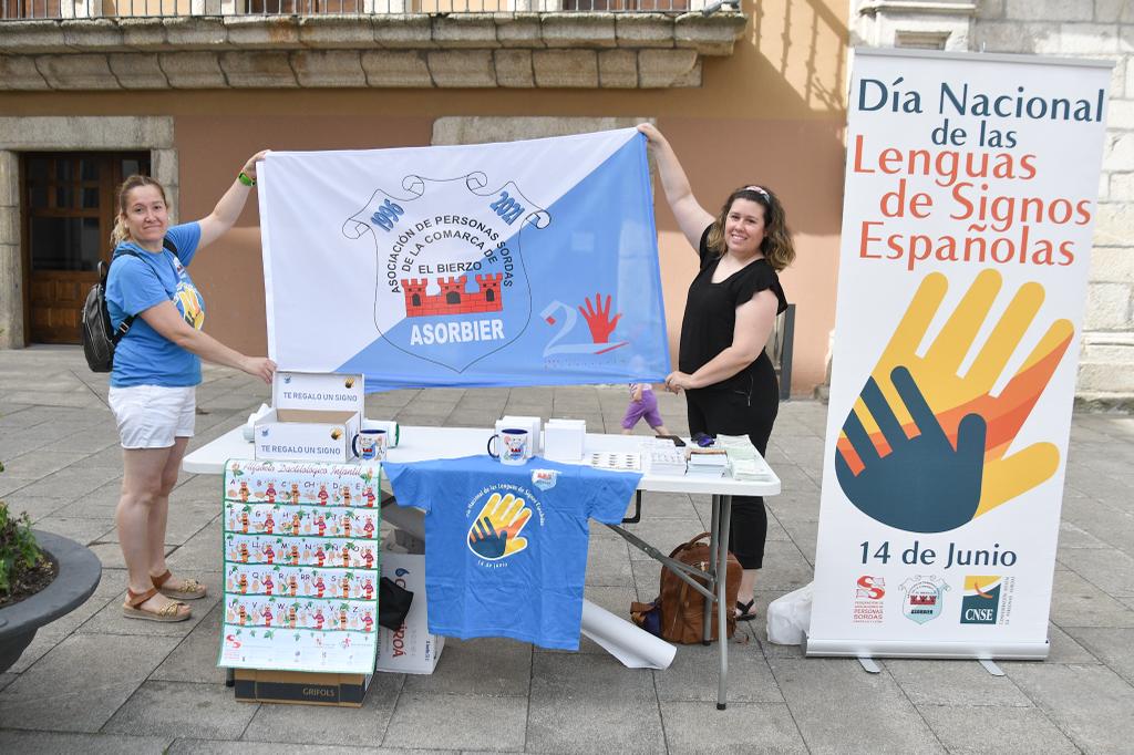 Mesa informativa de Asorbier con motivo del Día Nacional de las Legunas de Signos Españolas