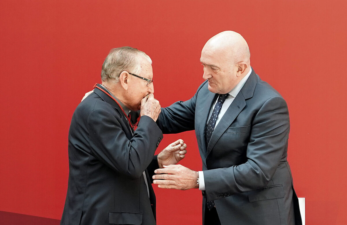 El consejero de la Presidencia, Jesús Julio Carnero, entrega la medalla el Mérito Profesional de Castilla y León al obispo y misionero Nicolás Castellanos