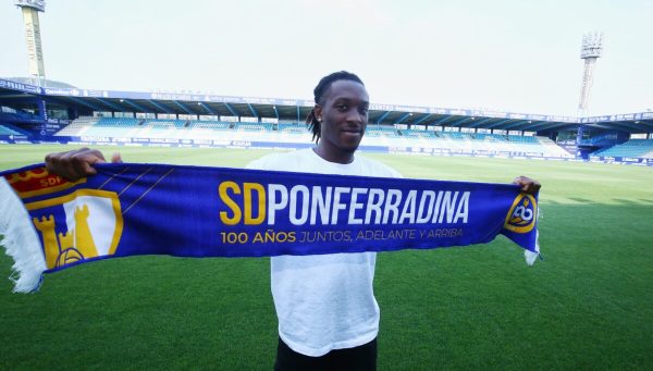 Aldair Neves posa con la bufanda de la Ponferradina en El Toralín.