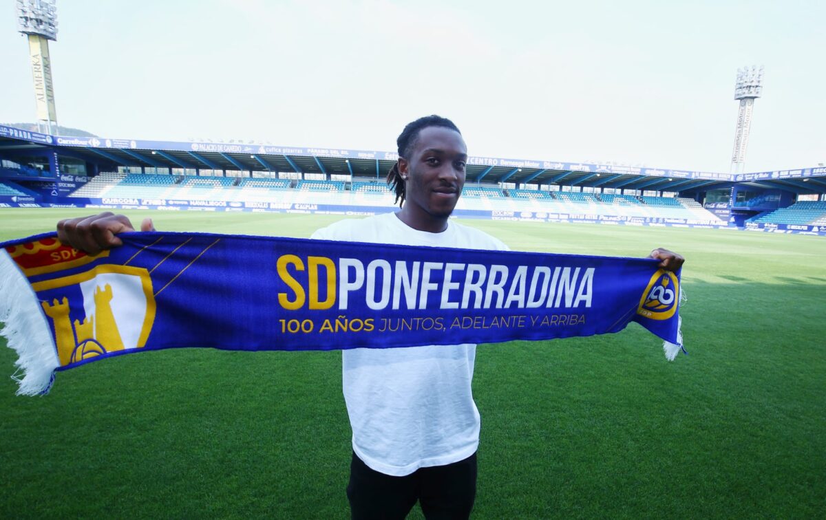 Aldair Neves posa con la bufanda de la Ponferradina en El Toralín.