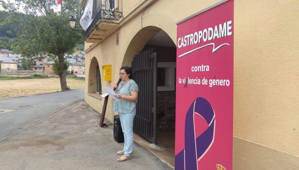 La alcaldesa de Castropodame, Josefa Álvarez, durante la concentración contra la violencia machista