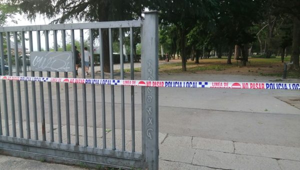 Perímetro policial en el parque del Plantío. / FM