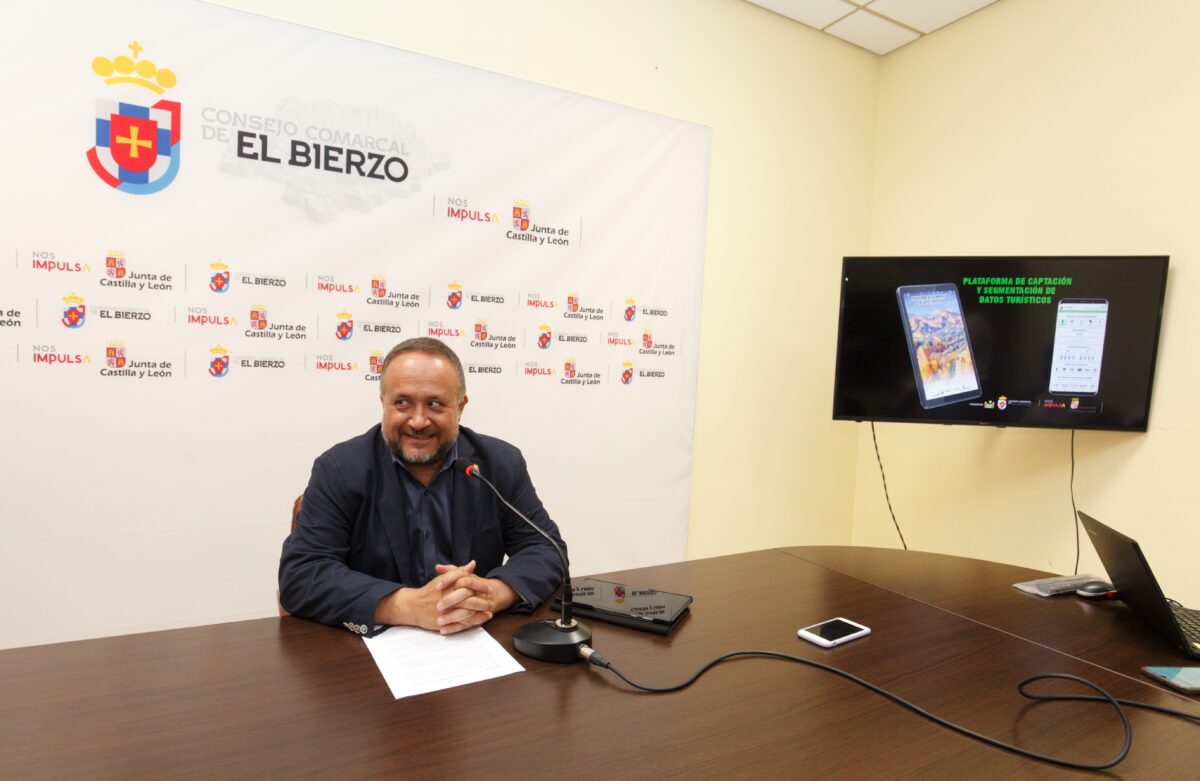 El presidente del Consejo Comarcal, Gerardo Álvarez Courel, durante la presentación de la Plataforma de Segmentación de Datos Turísticos implantada en diferentes puntos de información del Bierzo