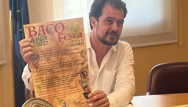 El alcalde de A Rúa, Álvaro Fernández, con el cartel de la BacoFesta 2022