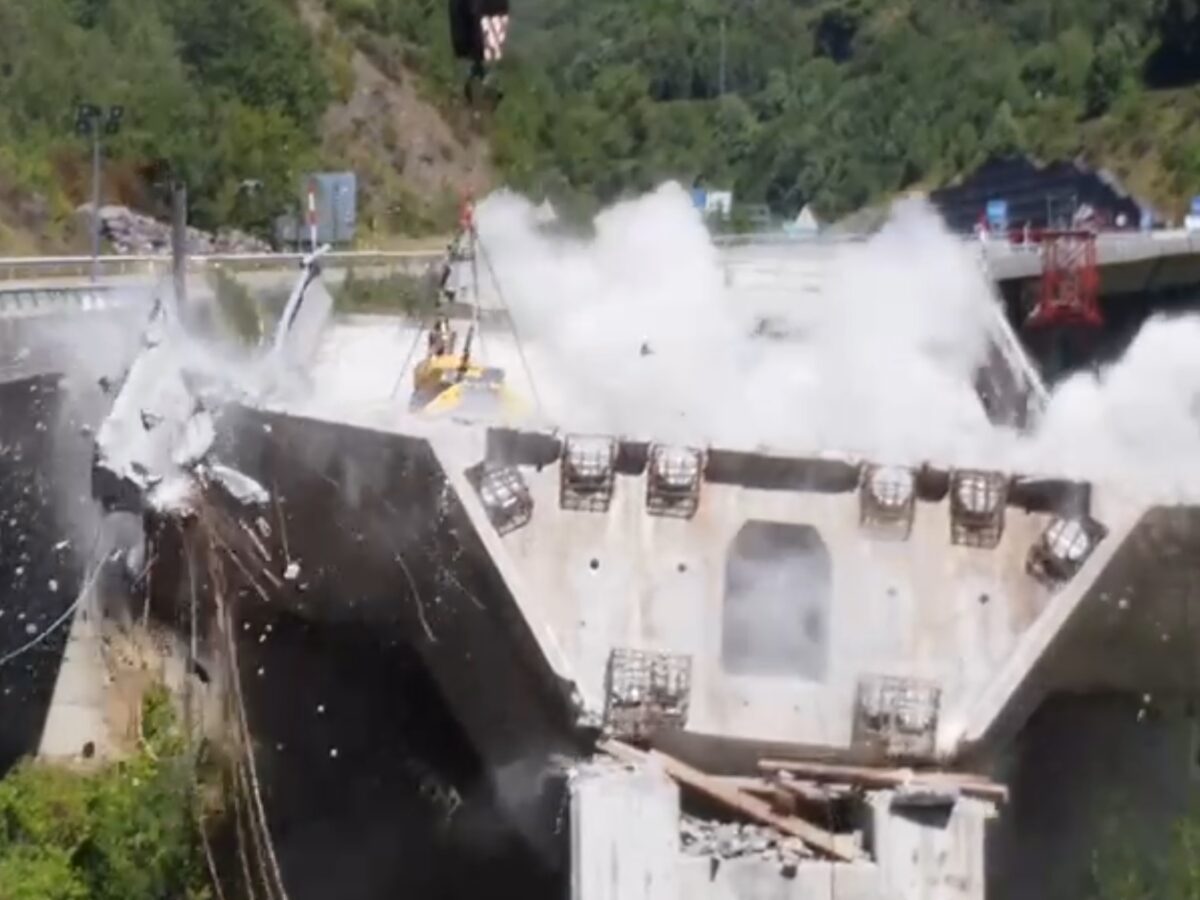 Demolición del viaducto del Castro en la A-6