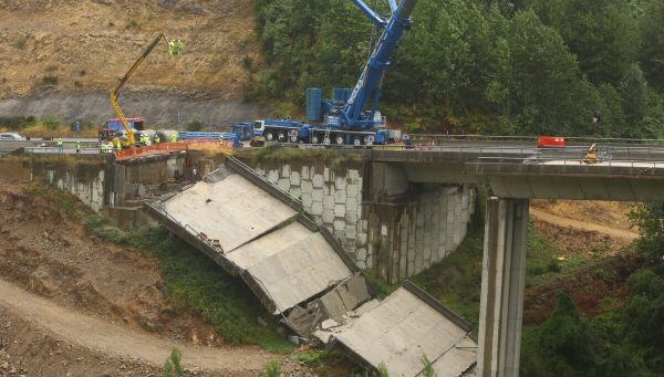 Desmantelamiento del vano del viaducto del Castro. / C. Sánchez