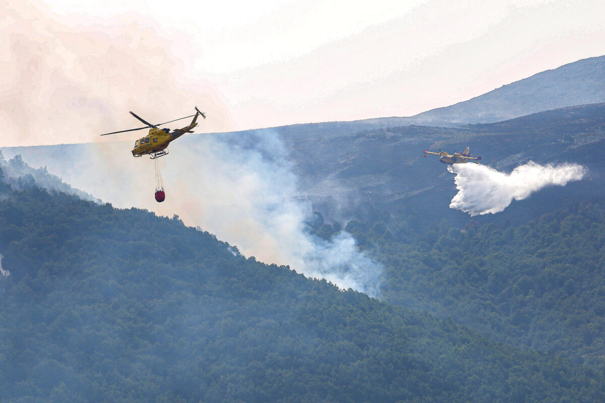 Medios aéreos interviniendo el incendio forestal de Boca de Huérgano este miércoles