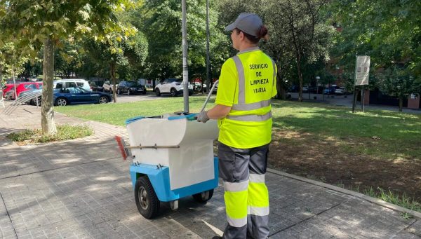 Operaria del servicio de limpieza viaria de Ponferrada