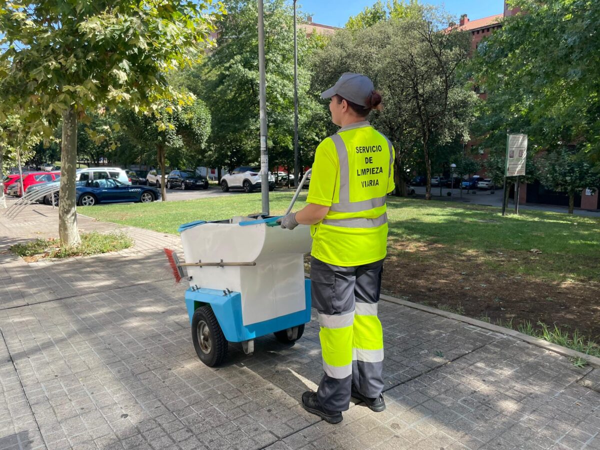 Operaria del servicio de limpieza viaria de Ponferrada