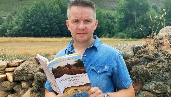 Sergio Carracedo posa con su libro sobre el Camino de Santiago en Cabrera