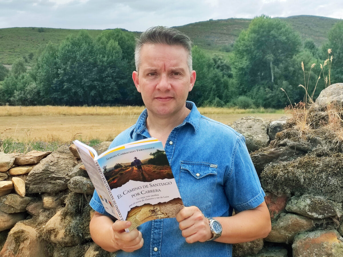 Sergio Carracedo posa con su libro sobre el Camino de Santiago en Cabrera