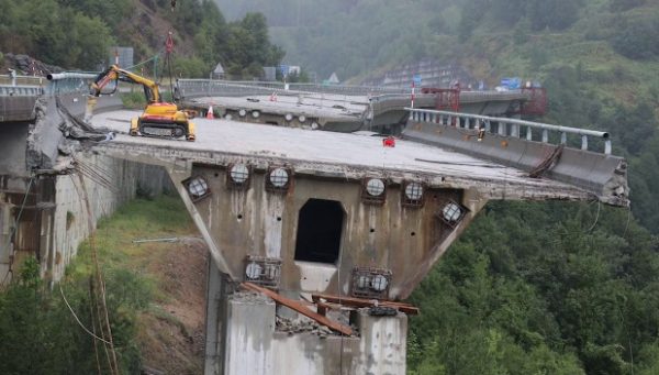 Máquinas trabajando en la demolición del viaducto de la A-6 en El Castro