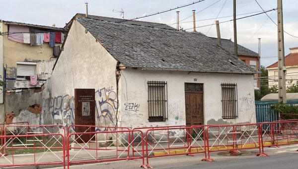 Casa junto al monolito en homenaje a Jerónima Blanco y Fernando Cabo