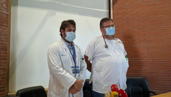 Los doctores José María Pelayo y Antonio Paredes, en la presentación de las jornadas sobre cuidados paliativos en Ponferrada