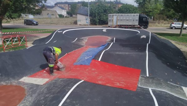 Reparación de la pista de 'pump track' de Flores del Sil