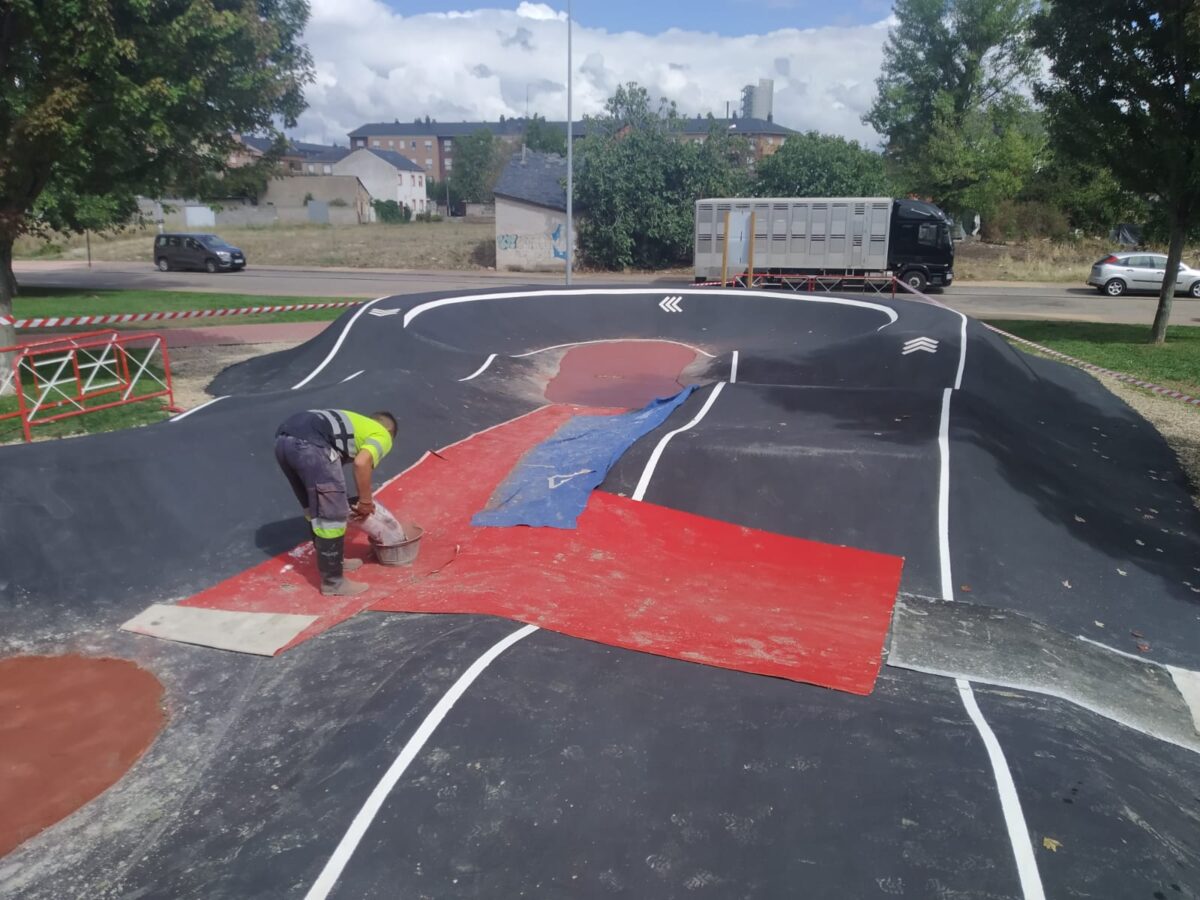 Reparación de la pista de 'pump track' de Flores del Sil