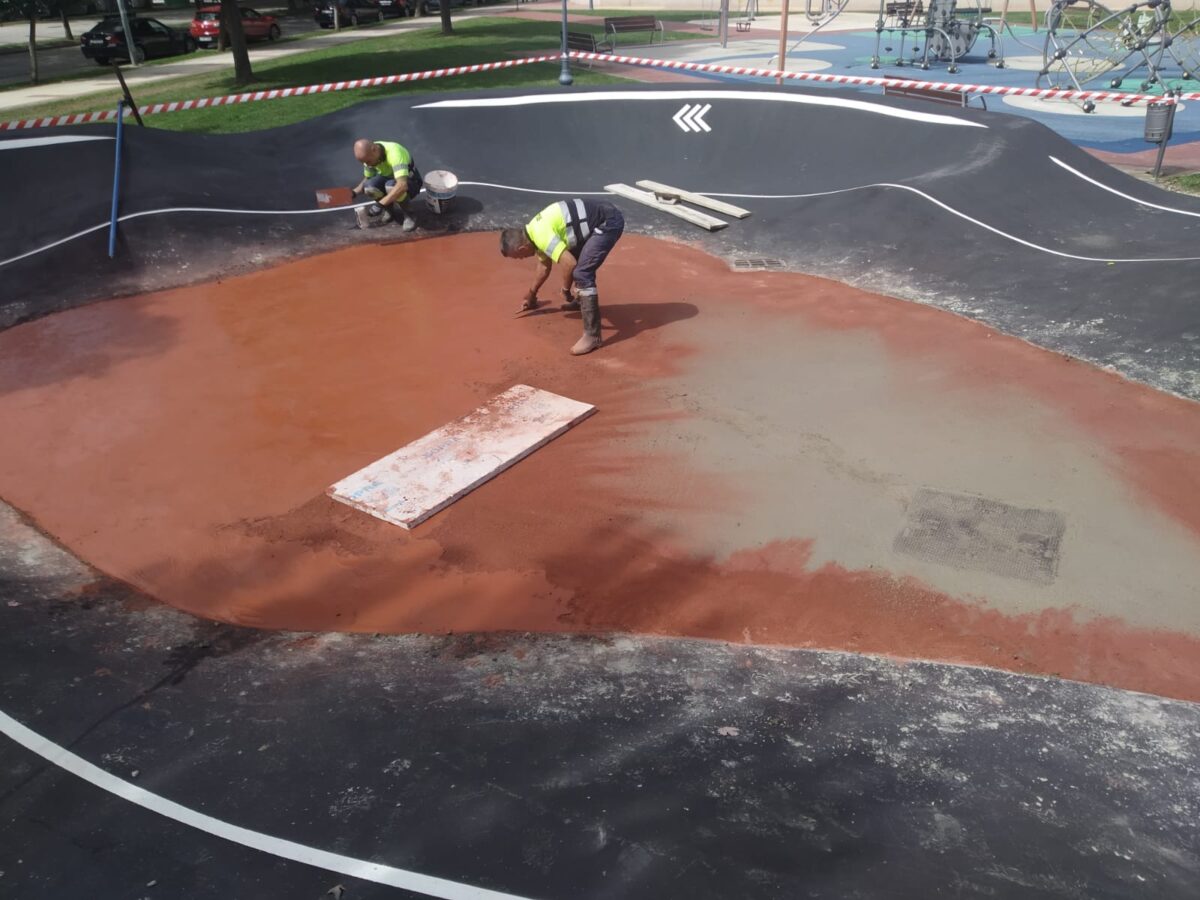 Reparación de la pista de 'pump track' de Flores del Sil