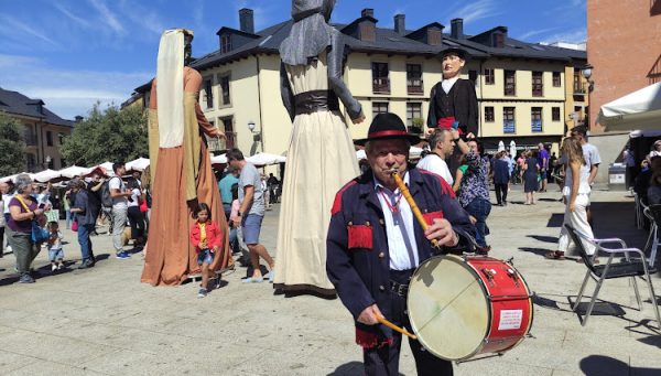 El tamboritero Fernando Fernández, junto a los gigantes y cabezudos