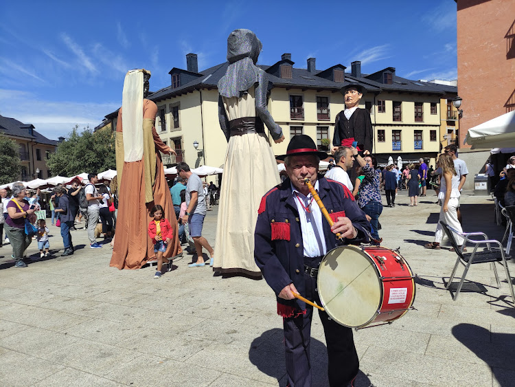 El tamboritero Fernando Fernández, junto a los gigantes y cabezudos