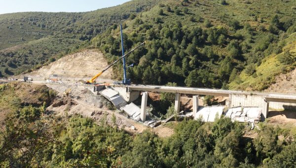 Comienzo del desmontaje de las pilas 1 y 2 del viaducto del Castro sentido A Coruña de la A-6 en Vega de Valcarce