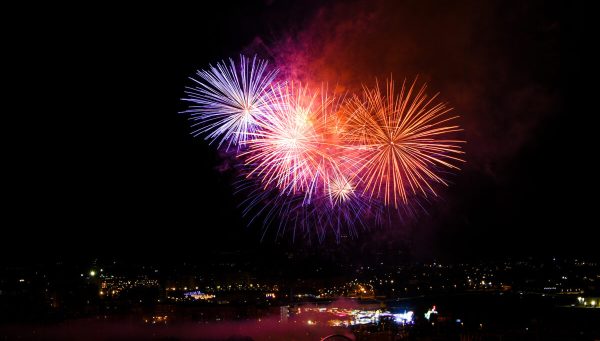 Espectáculo de fuegos artificiales en Ponferrada. / QUINITO