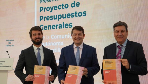 Juan García-Gallardo, Alfonso Fernández Mañueco y Carlos Fernández Carriedo, con el proyecto de Presupuestos de Castilla y León para 2023