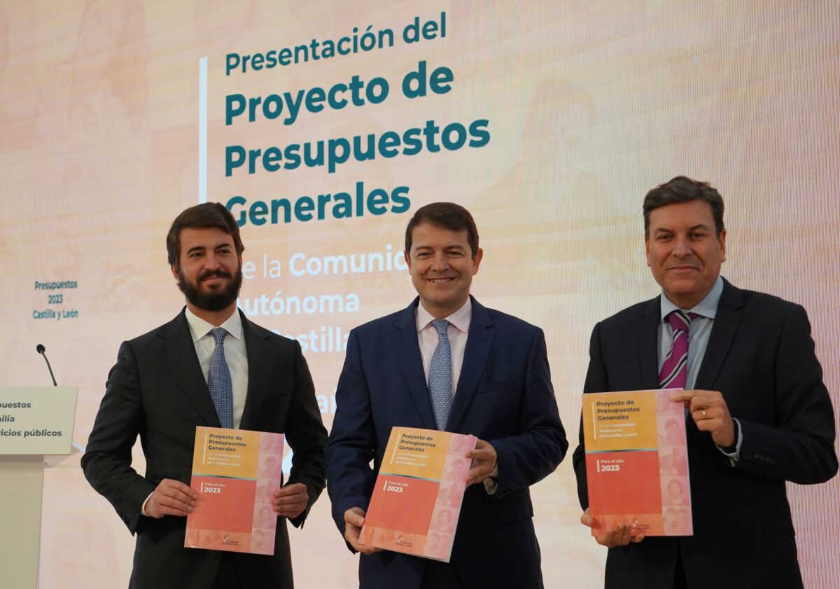 Juan García-Gallardo, Alfonso Fernández Mañueco y Carlos Fernández Carriedo, con el proyecto de Presupuestos de Castilla y León para 2023