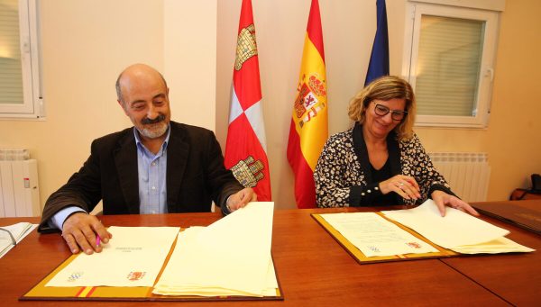 El presidente de la Confederación Hidrográfica del Miño-Sil (CHMS), José Antonio Quiroga, y la alcaldesa de Fabero, Mari Paz Martínez, rubrican el convenio de colaboración para la mejora de la playa fluvial de Bárcena de la Abadía