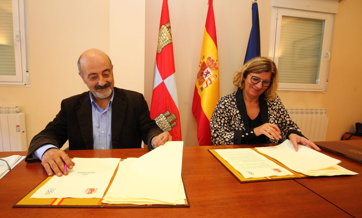 El presidente de la Confederación Hidrográfica del Miño-Sil (CHMS), José Antonio Quiroga, y la alcaldesa de Fabero, Mari Paz Martínez, rubrican el convenio de colaboración para la mejora de la playa fluvial de Bárcena de la Abadía